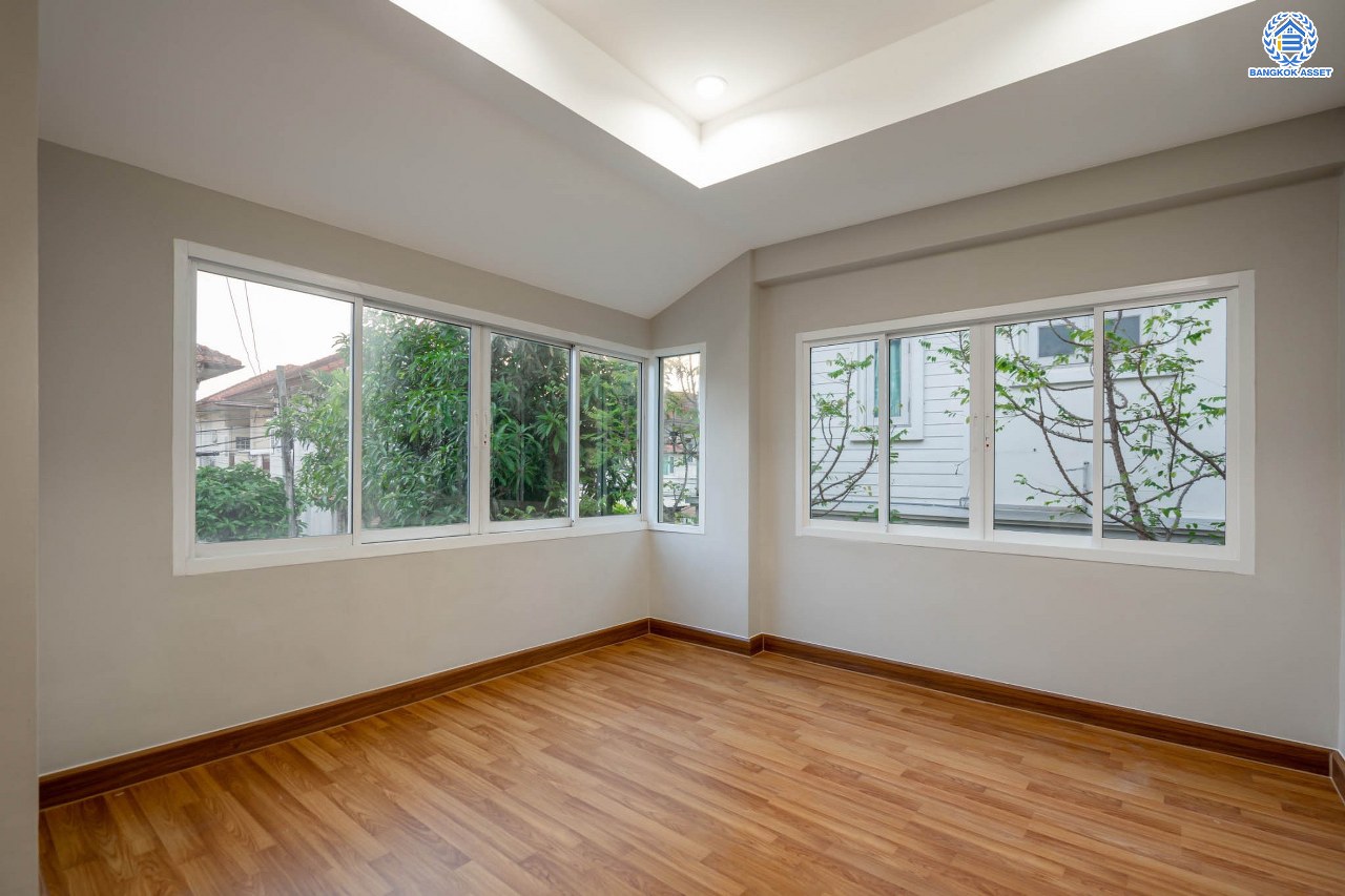 บ้านมือสองตกแต่งใหม่ โครงการ ธนาสิริ รัตนาธิเบศร์ เนื้อที่ 54.7 ตร.ว. ดีไซน์ตอบทุกไลฟ์สไตล์ ฟังก์ชัน 3 ห้องนอน 3 ห้องน้ำ จอดรถได้ 1 คัน บนทำเลติดถนนรัตนาธิเบศร์ เชื่อมต่อหลายเส้นทาง ใกล้รถไฟฟ้าสายสีม่วง "สถานีบางรักใหญ่" และจุดขึ้นทางด่วน "ศรีรัช"